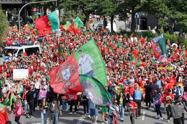 Volksparkstadion, Hamburg UEFA EURO, EM, Europameisterschaft,Fussball 2024 Germany, Viertelfinale 5 Juli 2024 , Portugal - Frankreich v.l., Fan Walk, Fans of Portugal show their support, Fans, Stimmung, Schals, Trikots, Emotionen Copyright: JoaquimxFerreira