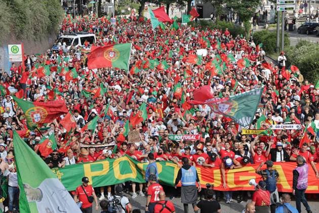 Volksparkstadion, Hamburg UEFA EURO, EM, Europameisterschaft,Fussball 2024 Germany, Viertelfinale 5 Juli 2024 , Portugal - Frankreich v.l., Fan Walk, Fans of Portugal show their support, Fans, Stimmung, Schals, Trikots, Emotionen Copyright: JoaquimxFerreira
