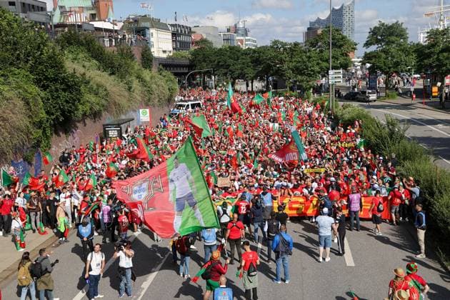Volksparkstadion, Hamburg UEFA EURO, EM, Europameisterschaft,Fussball 2024 Germany, Viertelfinale 5 Juli 2024 , Portugal - Frankreich v.l., Fan Walk, Fans of Portugal show their support, Fans, Stimmung, Schals, Trikots, Emotionen Copyright: JoaquimxFerreira