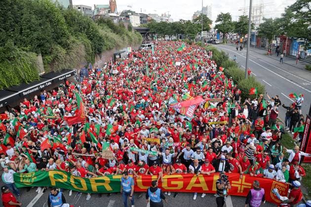 Volksparkstadion, Hamburg UEFA EURO, EM, Europameisterschaft,Fussball 2024 Germany, Viertelfinale 5 Juli 2024 , Portugal - Frankreich v.l., Fan Walk, Fans of Portugal show their support, Fans, Stimmung, Schals, Trikots, Emotionen Copyright: JoaquimxFerreira