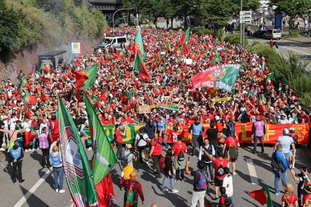 Volksparkstadion, Hamburg UEFA EURO, EM, Europameisterschaft,Fussball 2024 Germany, Viertelfinale 5 Juli 2024 , Portugal - Frankreich v.l., Fan Walk, Fans of Portugal show their support, Fans, Stimmung, Schals, Trikots, Emotionen Copyright: JoaquimxFerreira
