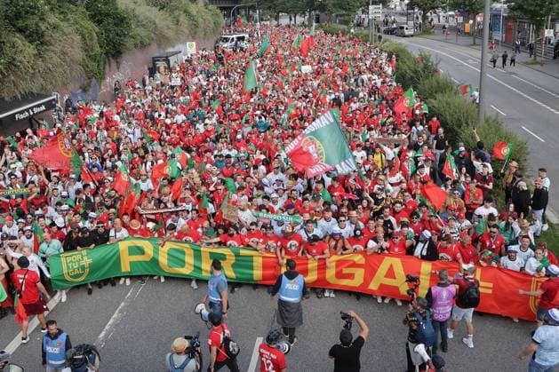 Volksparkstadion, Hamburg UEFA EURO, EM, Europameisterschaft,Fussball 2024 Germany, Viertelfinale 5 Juli 2024 , Portugal - Frankreich v.l., Fan Walk, Fans of Portugal show their support, Fans, Stimmung, Schals, Trikots, Emotionen Copyright: JoaquimxFerreira