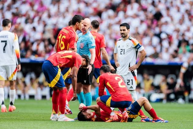 UEFA EURO, EM, Europameisterschaft,Fussball 2024: Spanien - Deutschland; 05.07.2024 Pedri (Spanien, 20), Daniel Carvajal (Spanien, 2), Lamine Yamal (Spanien, 19), Rodri (Spanien, 16) im Gespräch mit Schiedsrichter Anthony Taylor (ENG), Ilkay Gündogan (Deutschland, 21) UEFA EURO 2024: Spanien - Deutschland; Stuttgart Arena, Stuttgart am 05.07.2024 Copyright: xBEAUTIFULxSPORTS Wunderlx