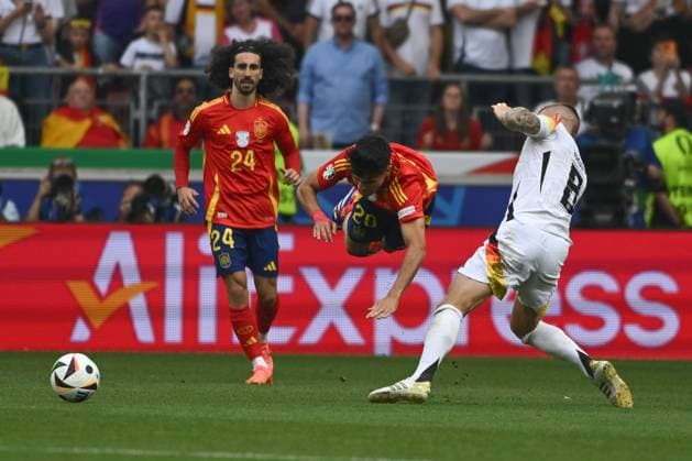 05.07.2024, xpsx, Fussball EM 2024 1 4 Finale, Deutschland - Spanien emspor, v.l. Marc Cucurella (Spanien, 24), Pedri (Spanien, 20), Toni Kroos (Deutschland, 8) Zweikampf, Duell, Kampf, tackle (DFL DFB REGULATIONS PROHIBIT ANY USE OF PHOTOGRAPHS as IMAGE SEQUENCES and or QUASI-VIDEO) Stuttgart