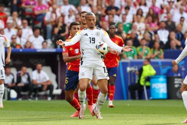im Zweikampf, Aktion, mit Leroy Sane 19 (Deutschland), Spanien vs. Deutschland, Fussball, UEFA EURO, EM, Europameisterschaft,Fussball 2024, Viertelfinale, 05.07.2024 Stuttgart Baden-Wuerttemberg Deutschland
