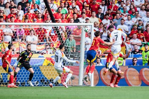 UEFA EURO, EM, Europameisterschaft,Fussball 2024: Spanien - Deutschland; 05.07.2024 Kopfballchance Kai Havertz (Deutschland, 7), Robin Le Normand (Spanien, 3), Jamal Musiala (Deutschland, 10), Unai Simon (Spanien, 23), UEFA EURO 2024: Spanien - Deutschland; Stuttgart Arena, Stuttgart am 05.07.2024 Copyright: xBEAUTIFULxSPORTS Wunderlx
