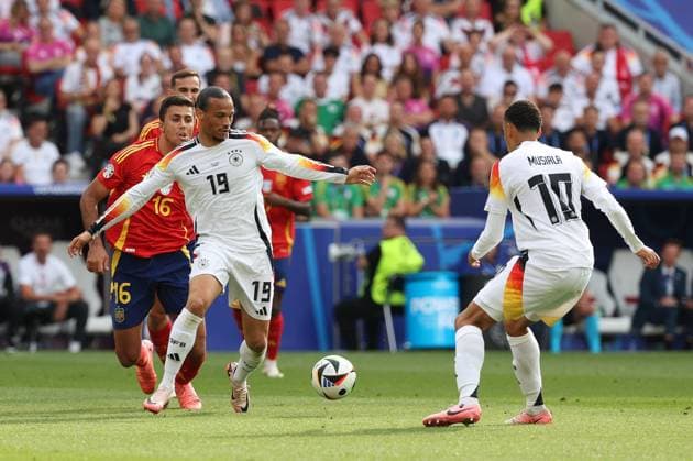 im Zweikampf, Aktion, mit Rodri 16 (Spanien), Leroy Sane 19 (Deutschland), Jamal Musiala 10 (Deutschland), Spanien vs. Deutschland, Fussball, UEFA EURO, EM, Europameisterschaft,Fussball 2024, Viertelfinale, 05.07.2024 Stuttgart Baden-Wuerttemberg Deutschland