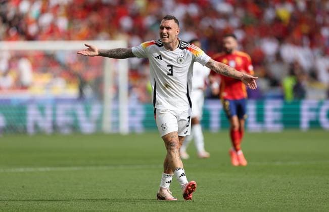 05.07.2024, Fussball Europameisterschaft, UEFA EURO, EM, Europameisterschaft,Fussball 2024, Spanien - Deutschland, Viertelfinale, Stuttgart Arena, v.l., David Raum (Deutschland) gibt Anweisungen, gestikuliert, mit den Armen gestikulieren gives instructions, gesticulate Copyright: HMBxMedia