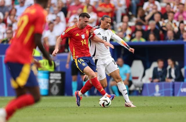05.07.2024, Fussball Europameisterschaft, UEFA EURO, EM, Europameisterschaft,Fussball 2024, Spanien - Deutschland, Viertelfinale, Stuttgart Arena, v.l., Aymeric Laporte Fevre (Spanien), Leroy Sane (Deutschland) Copyright: HMBxMedia