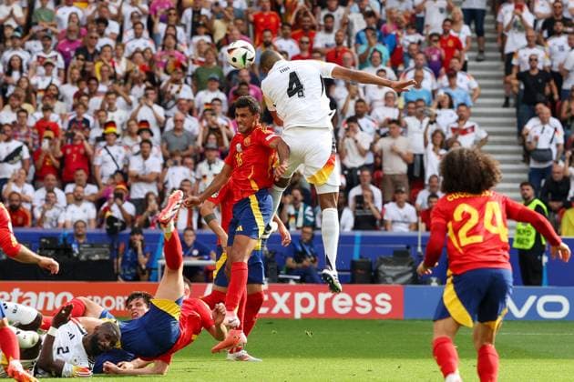 im Zweikampf, Aktion, mit Rodri 16 (Spanien), Jonathan Tah 4 (Deutschland), Spanien vs. Deutschland, Fussball, UEFA EURO, EM, Europameisterschaft,Fussball 2024, Viertelfinale, 05.07.2024 Stuttgart Baden-Wuerttemberg Deutschland