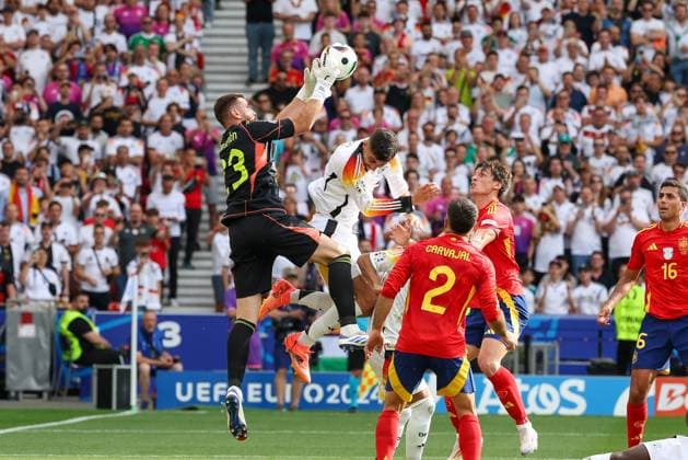 im Zweikampf, Aktion, mit Unai Simon 23 (Spanien), Kai Havertz 7 (Deutschland), Spanien vs. Deutschland, Fussball, UEFA EURO, EM, Europameisterschaft,Fussball 2024, Viertelfinale, 05.07.2024 Stuttgart Baden-Wuerttemberg Deutschland
