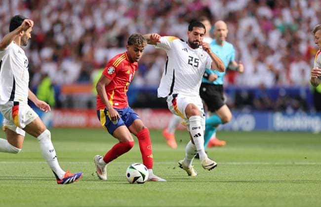 05.07.2024, Fussball Europameisterschaft, UEFA EURO, EM, Europameisterschaft,Fussball 2024, Spanien - Deutschland, Viertelfinale, Stuttgart Arena, v.l., Lamine Yamal Nasraoui Ebana (Spanien), Emre Can (Deutschland) Copyright: HMBxMedia