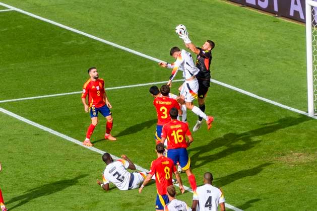 GER, UEFA Euro 2024, Viertelfinale, Spanien (ESP) vs Deutschland (GER) 05.07.2024, MHP Arena, Stuttgart, GER, UEFA Euro 2024, Viertelfinale, Spanien (ESP) vs Deutschland (GER) , im Bild Kai Havertz (Germany 7) im Zweikampf gegen Unai Simon (Spanien 23)