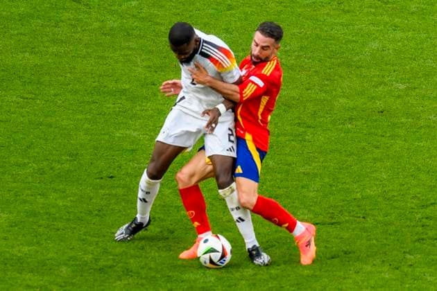 GER, UEFA Euro 2024, Viertelfinale, Spanien (ESP) vs Deutschland (GER) 05.07.2024, MHP Arena, Stuttgart, GER, UEFA Euro 2024, Viertelfinale, Spanien (ESP) vs Deutschland (GER) , im Bild Antonio Rüdiger Ruediger (Germany 2) im Zweikampf gegen Carvajal Daniel (Spanien 2)