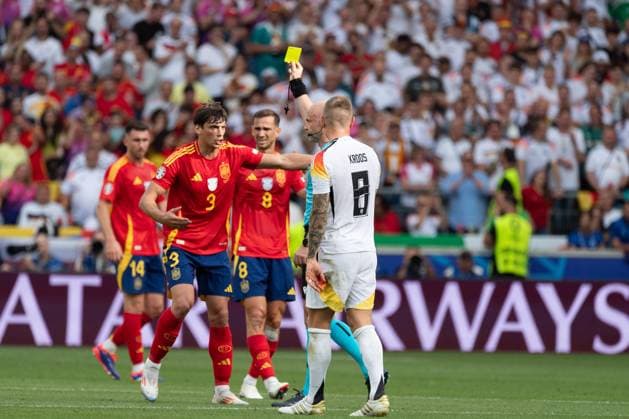 Schiedsrichter Anthony Taylor (ENG) zeigt Robin Le Normand (Spanien, 03) die gelbe Karte GER, Spanien (ESP) vs. Deutschland (GER), Fussball Europameisterschaft, UEFA EURO, EM, Europameisterschaft,Fussball 2024, Viertelfinale, 05.07.24, GER, Spanien (ESP) vs. Deutschland (GER), Fussball Europameisterschaft, UEFA EURO 2024, Viertelfinale, 05.07.24 Stuttgart Copyright: xEibner-Pressefoto WolfgangxFrankx EP_WFK