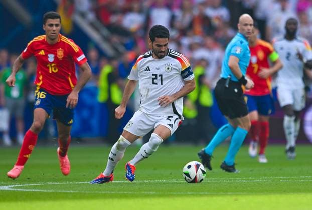 Ilkay Guendogan (Germany) in Aktion, UEFA EURO, EM, Europameisterschaft,Fussball 2024 - Quarter-final, Spain vs Germany, Arena Stuttgart am 05. July 2024 in Stuttgart, Deutschland. (Foto von Silas Schueller DeFodi Images) Ilkay Guendogan (Germany) controls the ball, UEFA EURO 2024 - Quarter-final, Spain vs Germany, Arena Stuttgart on July 5, 2024 in Stuttgart, Germany. (Photo by Silas Schueller DeFodi Images) Defodi-738_738_GERESP_20240705_430