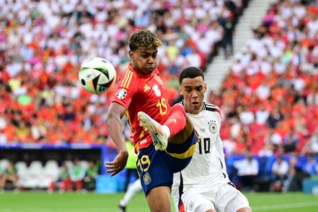 Jamal Musiala 10 (Deutschland) im Zweikampf, Aktion, mit Lamine Yamal 19 (Spanien), Spanien vs. Deutschland, Fussball, UEFA EURO, EM, Europameisterschaft,Fussball 2024, Viertelfinale, 05.07.2024 Stuttgart Baden-Würtemberg Deutschland