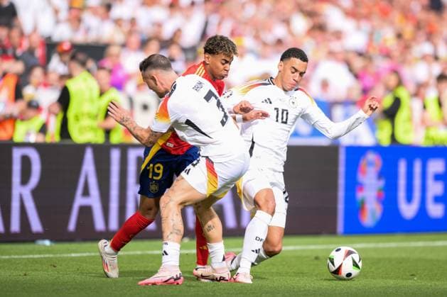 Fußball, UEFA EURO, EM, Europameisterschaft,Fussball 2024 Viertelfinale, 20240705, Spanien - Deutschland. Im Bild David RAUM (Deutschland, 3), Lamine YAMAL (Spanien, 19) und Jamal MUSIALA (Deutschland, 10) Zweikampf Ball. Stuttgart Stuttgart Arena Baden-Württemberg Deutschland Copyright: Passion2Press MarkusxFischerx