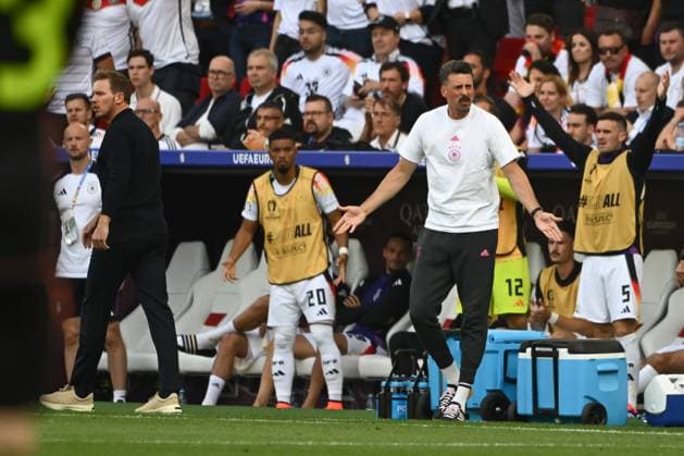 05.07.2024, xpsx, Fussball EM 2024 1 4 Finale, Deutschland - Spanien emspor, v.l. Julian Nagelsmann (Deutschland, Trainer), Sandro Wagner (Deutschland, Co-Trainer) gibt Anweisungen, gestikuliert mit den Armen, gesticulate, gives instructions (DFL DFB REGULATIONS PROHIBIT ANY USE OF PHOTOGRAPHS as IMAGE SEQUENCES and or QUASI-VIDEO) Stuttgart