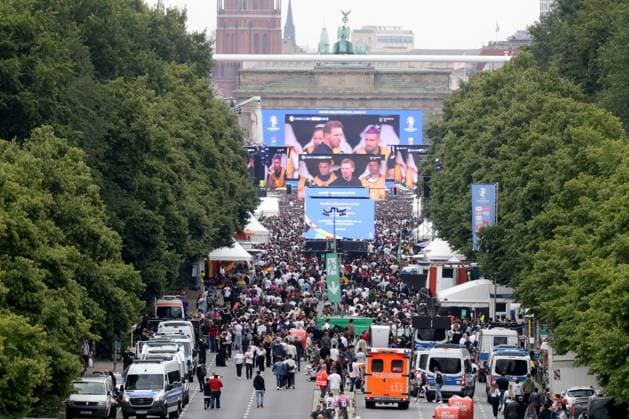 DEU, FIFA, EM-2024, Fanmeile, , 05.07.2024, Strasse des 17.Juni, Fanmeile, Berlin, DEU, FIFA, EM-2024, Fanmeile, , im Bild Polizeifahrzeuge und Feuerwehrfahrzeug auf der Fanmeile Foto: Juergen Engler nordphoto GmbH