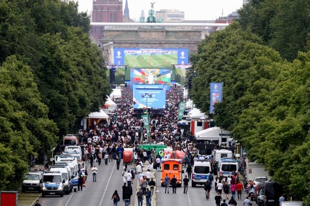 DEU, FIFA, EM-2024, Fanmeile, , 05.07.2024, Strasse des 17.Juni, Fanmeile, Berlin, DEU, FIFA, EM-2024, Fanmeile, , im Bild Polizeifahrzeuge und Feuerwehrfahrzeug auf der Fanmeile Foto: Juergen Engler nordphoto GmbH