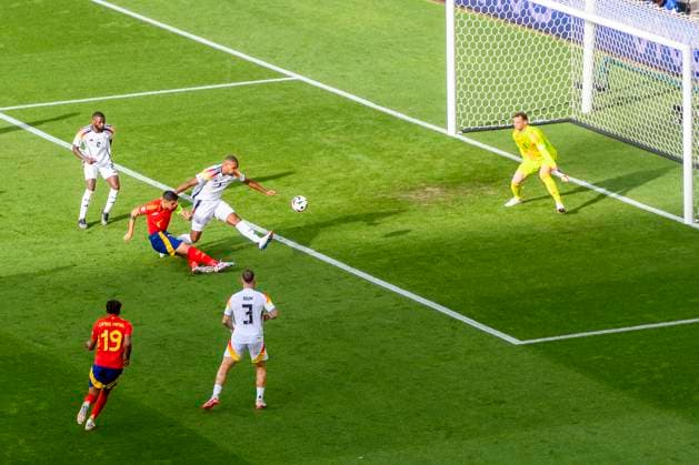 GER, UEFA Euro 2024, Viertelfinale, Spanien (ESP) vs Deutschland (GER) 05.07.2024, MHP Arena, Stuttgart, GER, UEFA Euro 2024, Viertelfinale, Spanien (ESP) vs Deutschland (GER) , im Bild Tor Schuss zum Tor 1-0 durch Dani Olmo (Spanien 10) mit Manuel Neuer (Germany 1) mit Jonathan Tah (Germany 4)