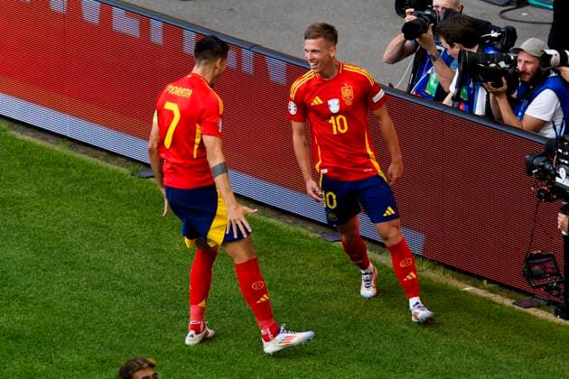GER, UEFA Euro 2024, Viertelfinale, Spanien (ESP) vs Deutschland (GER) 05.07.2024, MHP Arena, Stuttgart, GER, UEFA Euro 2024, Viertelfinale, Spanien (ESP) vs Deutschland (GER) , im Bild Jubel nach dem Tor zum 1-0 durch Dani Olmo (Spanien 10) mit Morata Alvaro (Spanien 7)