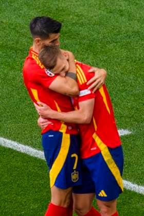 GER, UEFA Euro 2024, Viertelfinale, Spanien (ESP) vs Deutschland (GER) 05.07.2024, MHP Arena, Stuttgart, GER, UEFA Euro 2024, Viertelfinale, Spanien (ESP) vs Deutschland (GER) , im Bild Jubel nach dem Tor zum 1-0 durch Dani Olmo (Spanien 10) mit Morata Alvaro (Spanien 7)