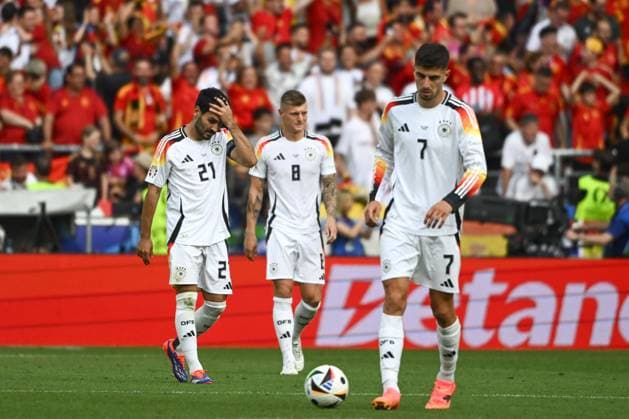 05.07.2024, xpsx, Fussball EM 2024 1 4 Finale, Deutschland - Spanien emspor, v.l. Ilkay Guendogan (Gündogan, Deutschland, 21), Toni Kroos (Deutschland, 8), Kai Havertz (Deutschland, 7) enttaeuscht, enttäuscht, schaut enttaeuscht, niedergeschlagen, disappointed (DFL DFB REGULATIONS PROHIBIT ANY USE OF PHOTOGRAPHS as IMAGE SEQUENCES and or QUASI-VIDEO) Stuttgart