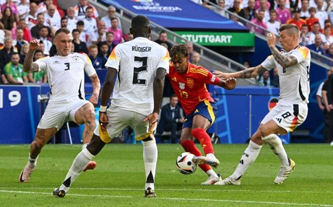 05.07.2024, xsltx, Fussball EM 2024 1 4 Finale, Deutschland - Spanien emspor, v.l. David Raum (Deutschland), Antonio Ruediger (Deutschland), Lamine Yamal (Spanien), Toni Kroos (Deutschland) Zweikampf, Aktion, action, battle for the ball (DFL DFB REGULATIONS PROHIBIT ANY USE OF PHOTOGRAPHS as IMAGE SEQUENCES and or QUASI-VIDEO) Stuttgart