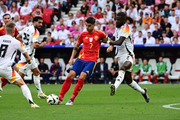 Alvaro Morata 7 (Spanien) im Zweikampf, Aktion, mit Antonio Rüdiger 2 (Deutschland), Spanien vs. Deutschland, Fussball, UEFA EURO, EM, Europameisterschaft,Fussball 2024, Viertelfinale, 05.07.2024 Stuttgart Baden-Würtemberg Deutschland