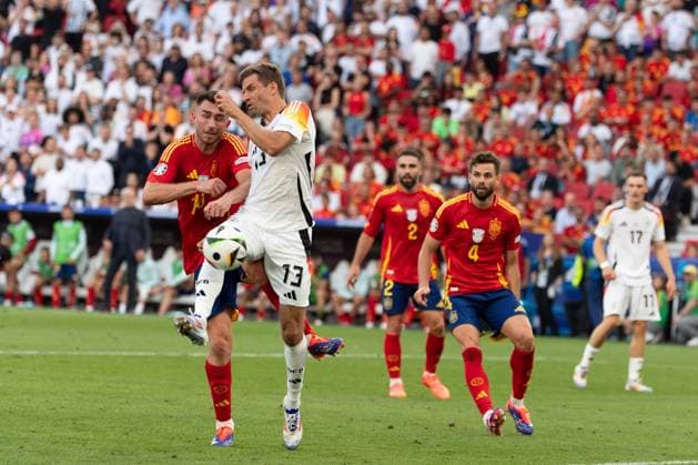v. li. im Zweikampf Aymeric Laporte (Spanien, 14), Thomas Mueller (Deutschland 13) GER, Spanien (ESP) vs. Deutschland (GER), Fussball Europameisterschaft, UEFA EURO, EM, Europameisterschaft,Fussball 2024, Viertelfinale, 05.07.24, GER, Spanien (ESP) vs. Deutschland (GER), Fussball Europameisterschaft, UEFA EURO 2024, Viertelfinale, 05.07.24 Stuttgart Copyright: xEibner-Pressefoto WolfgangxFrankx EP_WFK