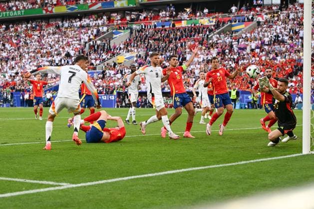 05.07.2024, xpsx, Fussball EM 2024 1 4 Finale, Deutschland - Spanien emspor, v.l. Kai Havertz (Deutschland, 7), Aymeric Laporte (Spanien, 14) Zweikampf, Duell, Kampf, tackle (DFL DFB REGULATIONS PROHIBIT ANY USE OF PHOTOGRAPHS as IMAGE SEQUENCES and or QUASI-VIDEO) Stuttgart