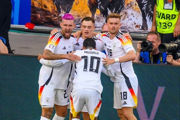 GER, UEFA Euro 2024, Viertelfinale, Spanien (ESP) vs Deutschland (GER) 05.07.2024, MHP Arena, Stuttgart, GER, UEFA Euro 2024, Viertelfinale, Spanien (ESP) vs Deutschland (GER) , im Bild Jubel nach dem Tor zum 1-1 durch Florian Wirtz (Germany 17) mit Jamal Musiala (Germany 10) Maximilian Mittelstädt Mittelstaedt (Germany 18) Robert Andrich (Germany 23)