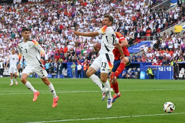 05.07.2024, xpsx, Fussball EM 2024 1 4 Finale, Deutschland - Spanien emspor, v.l. Kai Havertz (Deutschland, 7), Aymeric Laporte (Spanien, 14), Thomas Mueller (Müller, Deutschland, 13) Zweikampf, Duell, Kampf, tackle (DFL DFB REGULATIONS PROHIBIT ANY USE OF PHOTOGRAPHS as IMAGE SEQUENCES and or QUASI-VIDEO) Stuttgart