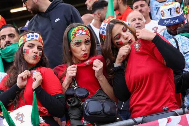 Volksparkstadion, Hamburg UEFA EURO, EM, Europameisterschaft,Fussball 2024 Germany, Viertelfinale 5 Juli 2024 , Portugal - Frankreich v.l., Fans of Portugal show their support, Fans, Stimmung, Schals, Trikots, Emotionen, Adeptos Copyright: JoaquimxFerreira