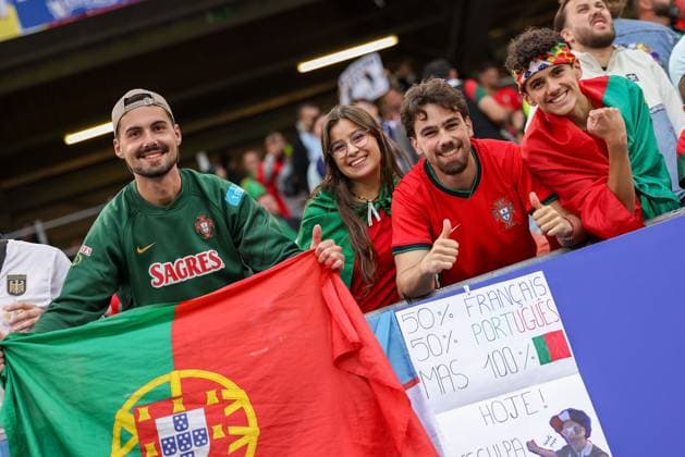 Volksparkstadion, Hamburg UEFA EURO, EM, Europameisterschaft,Fussball 2024 Germany, Viertelfinale 5 Juli 2024 , Portugal - Frankreich v.l., Fans of Portugal show their support, Fans, Stimmung, Schals, Trikots, Emotionen, Adeptos Copyright: JoaquimxFerreira