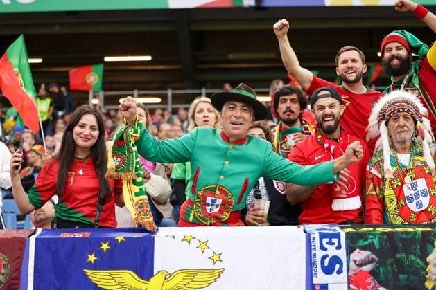 Volksparkstadion, Hamburg UEFA EURO, EM, Europameisterschaft,Fussball 2024 Germany, Viertelfinale 5 Juli 2024 , Portugal - Frankreich v.l., Fan Walk, Fans of Portugal show their support, Fans, Stimmung, Schals, Trikots, Emotionen Copyright: JoaquimxFerreira