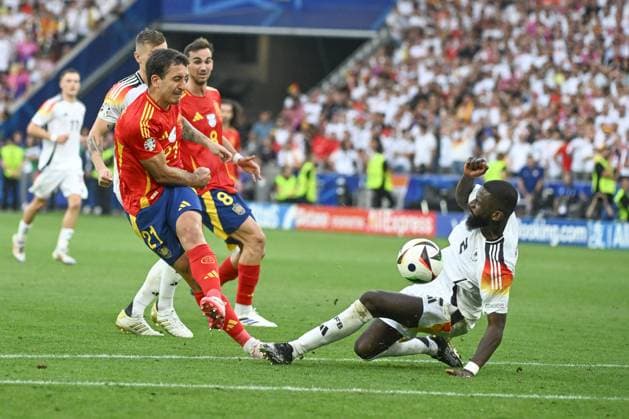 05.07.2024, xpsx, Fussball EM 2024 1 4 Finale, Deutschland - Spanien emspor, v.l. Mikel Oyarzabal (Spanien, 21), Antonio Ruediger (Rüdiger, Deutschland, 2) Zweikampf, Duell, Kampf, tackle (DFL DFB REGULATIONS PROHIBIT ANY USE OF PHOTOGRAPHS as IMAGE SEQUENCES and or QUASI-VIDEO) Stuttgart