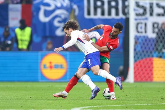 Bruno Fernandes of Portugal and Antoine Griezmann of France Portugal v France, UEFA European Championship, EM, Europameisterschaft 2024, Quarter Final, Football, Volksparkstadion, Hamburg, Germany, 05 Jul 2024 EDITORIAL USE ONLY No use with unauthorised audio, video, data, fixture lists, club league logos or live services. Online in-match use limited to 120 images, no video emulation. No use in betting, games or single club league player publications. Copyright: xKieranxMcManus Shutterstockx 14571382x