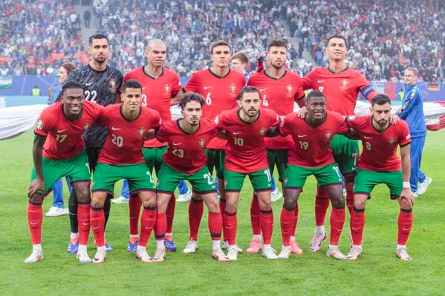 UEFA EURO, EM, Europameisterschaft,Fussball 2024: Portugal - Frankreich; 05.07.2024 Mannschaftsfoto Portugal. Hinten von links: Diogo Costa (Portugal, 22), Pepe (Portugal, 3), Joao Palhinha (Portugal, 6), Ruben Dias (Portugal, 4), Cristiano Ronaldo (Portugal, 7). Vorne von links: Rafael Leao (Portugal, 17), Joao Cancelo (Portugal, 20), Vitinha (Portugal, 23), Bernardo Silva (Portugal, 10), Nuno Mendes (Portugal, 19), Bruno Fernandes (Portugal, 8). UEFA EURO 2024: Viertelfinale: Portugal - Frankreich; Volksparkstadion Hamburg, Hamburg am 05.07.2024 Copyright: xBEAUTIFULxSPORTS Meuselx