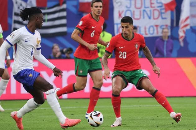 Volksparkstadion, Hamburg UEFA EURO, EM, Europameisterschaft,Fussball 2024 Germany, Viertelfinale 5 Juli 2024 , Portugal - Frankreich v.l., Eduardo Camavinga (Frankreich), Joao Cancelo (Portugal),Zweikampf, Action, Aktion, Battles for the Ball Copyright: JoaquimxFerreira