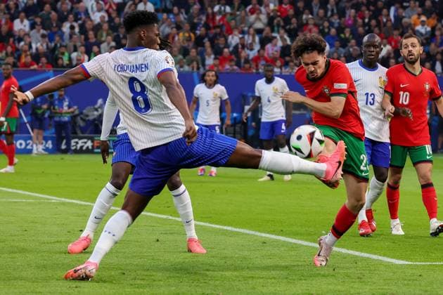Volksparkstadion, Hamburg UEFA EURO, EM, Europameisterschaft,Fussball 2024 Germany, Viertelfinale 5 Juli 2024 , Portugal - Frankreich v.l., Aurà lien Tchouameni (Frankreich), Vitinha (Portugal),Zweikampf, Action, Aktion, Battles for the Ball Copyright: JoaquimxFerreira