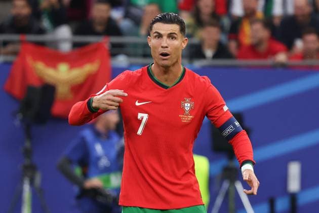 Volksparkstadion, Hamburg UEFA EURO, EM, Europameisterschaft,Fussball 2024 Germany, Viertelfinale 5 Juli 2024 , Portugal - Frankreich v.l., Cristiano Ronaldo (Portugal) gibt Anweisungen, gestikuliert, mit den Armen gestikulieren gives instructions, gesticulate. Copyright: JoaquimxFerreira