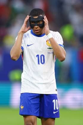 Sport Bilder des Tages Kylian Mbappà of France fixes his mask Portugal v France, UEFA European Championship, EM, Europameisterschaft 2024, Quarter Final, Football, Volksparkstadion, Hamburg, Germany, 05 Jul 2024 EDITORIAL USE ONLY No use with unauthorised audio, video, data, fixture lists, club league logos or live services. Online in-match use limited to 120 images, no video emulation. No use in betting, games or single club league player publications. Copyright: xKieranxMcManus Shutterstockx 14571382ah