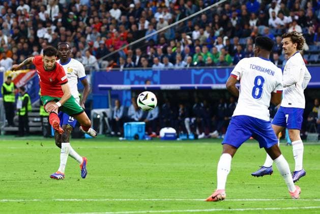 Bruno Fernandes of Portugal takes a shot at goal but fails to score Portugal v France, UEFA European Championship, EM, Europameisterschaft 2024, Quarter Final, Football, Volksparkstadion, Hamburg, Germany, 05 Jul 2024 EDITORIAL USE ONLY No use with unauthorised audio, video, data, fixture lists, club league logos or live services. Online in-match use limited to 120 images, no video emulation. No use in betting, games or single club league player publications. Copyright: xKieranxMcManus Shutterstockx 14571382al