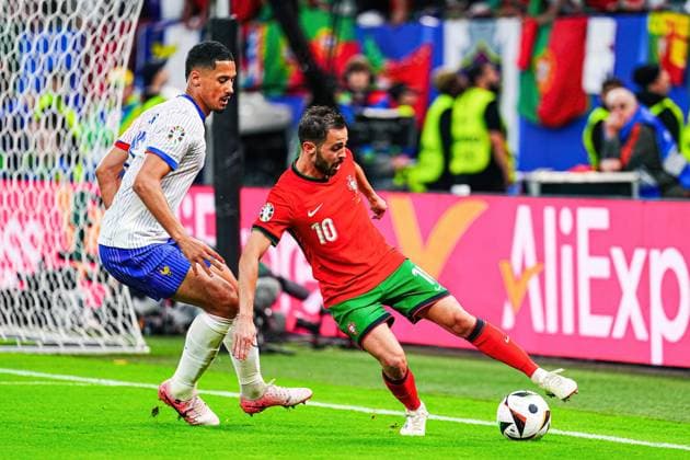 William Saliba (Frankreich, 17), Bernado Silva (Portugal, 10) GER, Portugal vs. Frankreich, Fussball Europameisterschaft, UEFA EURO, EM, Europameisterschaft,Fussball 2024, Viertelfinale, 05.07.2024 GER, Portugal vs. Frankreich, Fussball Europameisterschaft, UEFA Euro 2024, Viertelfinale, 05.07.2024 Hamburg Copyright: xEibner-Pressefoto MarcelxvonxFehrnx EP_MFN