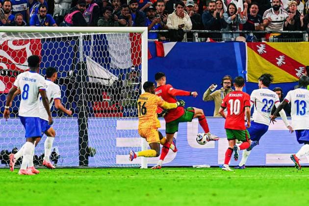 Torschuss Torchance mit Hacke Christiano Ronaldo (Portugal, 07), Mike Maignan (Frankreich, 16) GER, Portugal vs. Frankreich, Fussball Europameisterschaft, UEFA EURO, EM, Europameisterschaft,Fussball 2024, Viertelfinale, 05.07.2024 GER, Portugal vs. Frankreich, Fussball Europameisterschaft, UEFA Euro 2024, Viertelfinale, 05.07.2024 Hamburg Copyright: xEibner-Pressefoto MarcelxvonxFehrnx EP_MFN