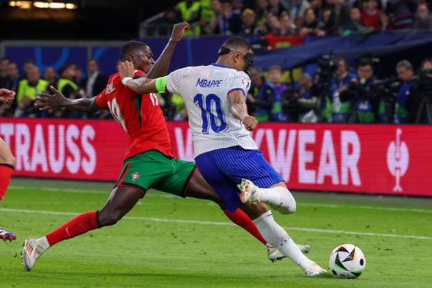 Volksparkstadion, Hamburg UEFA EURO, EM, Europameisterschaft,Fussball 2024 Germany, Viertelfinale 5 Juli 2024 , Portugal - Frankreich v.l., Nuno Mendes (Portugal), Kylian Mbappà (Frankreich), Zweikampf, Action, Aktion, Battles for the Ball Copyright: JoaquimxFerreira