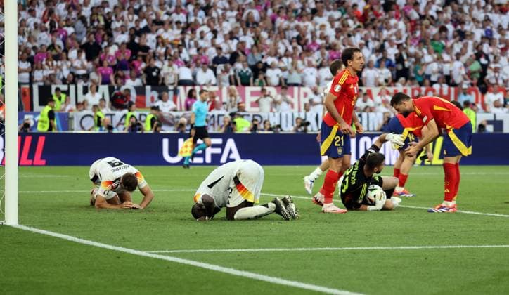 05.07.24 Spanien - Deutschland Deutschland, Stuttgart, 05.07.2024, Fussball, UEFA EURO, EM, Europameisterschaft,Fussball 2024, Viertelfinale, Spanien - Deutschland: v.l. Niclas Füllkrug, Antonio Rüdiger (beide Deutschland).